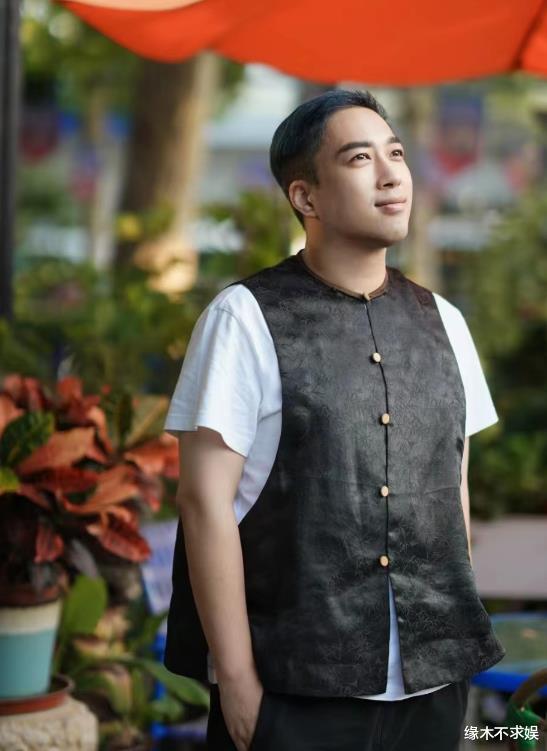 于正和美女逛BM被偶遇,穿2000元鞋子,穿搭举止另类引争议!