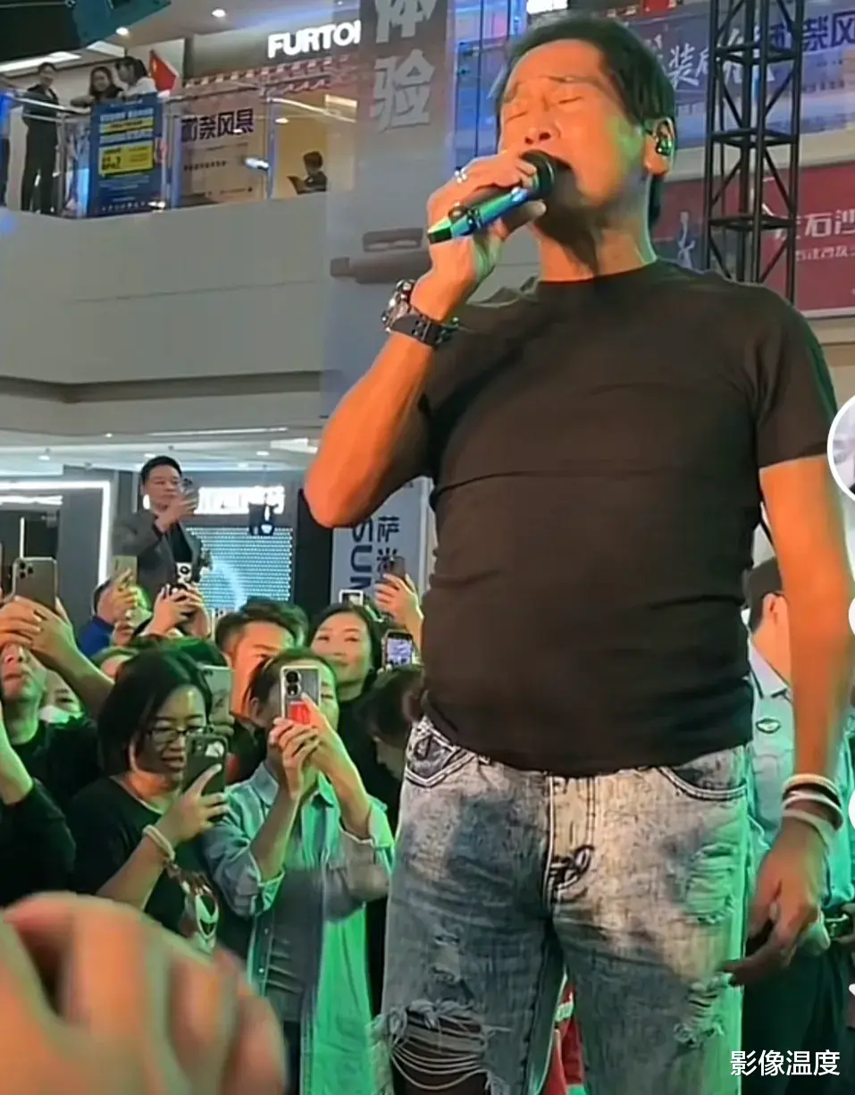 63岁齐秦兰州商演曝光：穿破洞牛仔挺大肚卖力演唱，商场几乎被挤爆