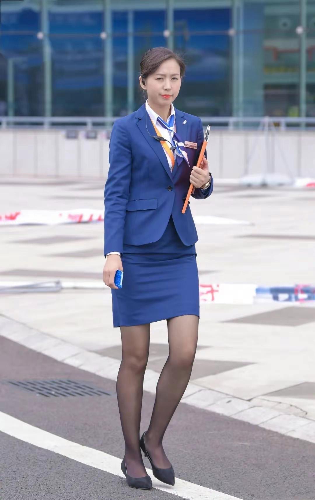 为什么很多服务行业青睐蓝色职业套裙?