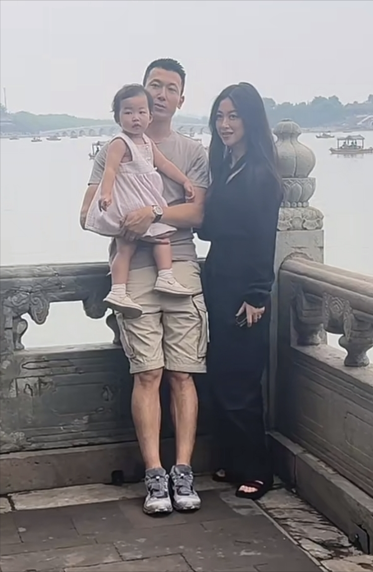 朱珠晒一家三口游大理,体验扎染却被质疑摆拍,老公背女儿画风接地气