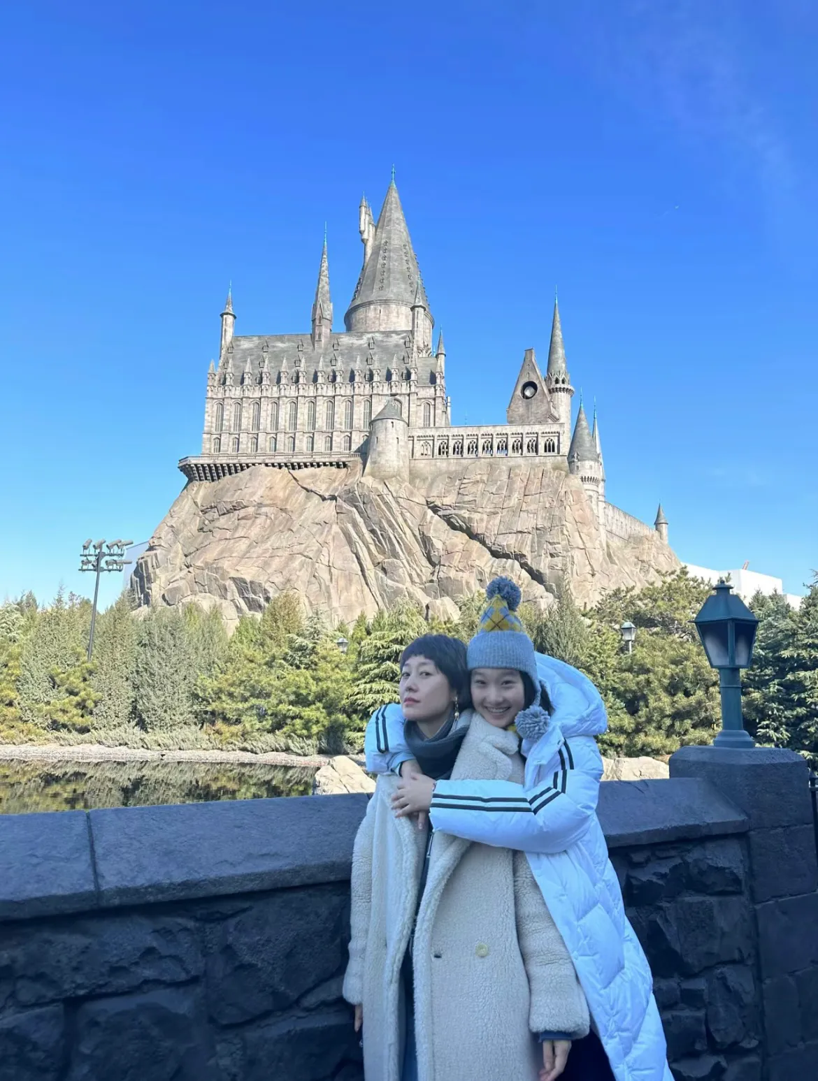 马伊琍大女儿晒出游照，15岁爱马继承妈妈颜值身材，穿红裙好漂亮