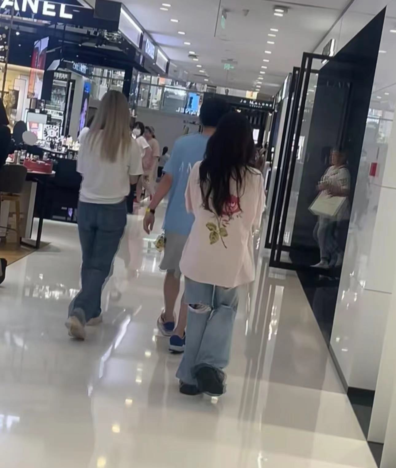 |王思聪暴瘦腿比女生细！戴2300万名表逛奢侈品店，身旁又换俩美女