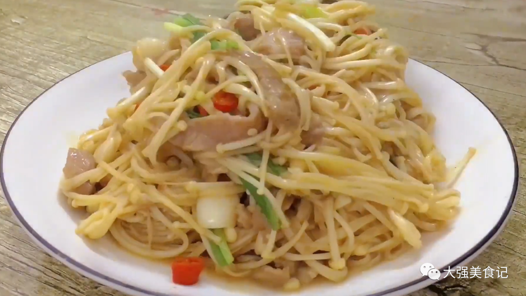 金針菇|“想要身體好，菌菇是個(gè)寶”，秋天寧可少吃肉，也要多吃這3種菌