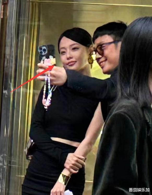 Angelababy社交账号全解封，张嘉倪无限期封禁，知情人透露原因