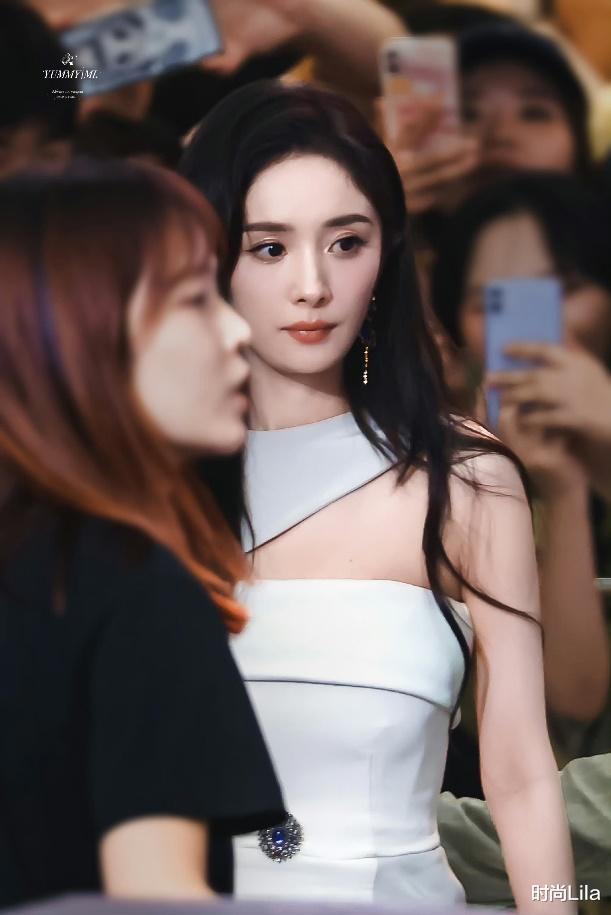 杨幂四川成都亮相，开叉裙再现“漫话神腿”，眼窝凹陷37岁很真实