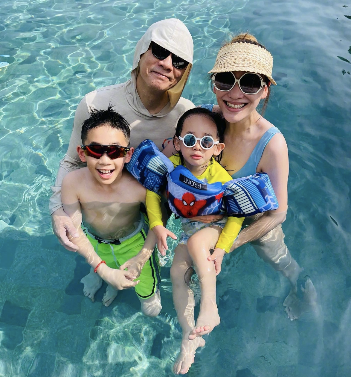 陈冠希晒一家三口广告大片,与秦舒培海边深情相依,女儿身高瞩目