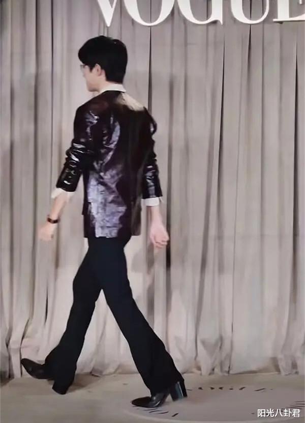 穿高跟、垫肩膀、假肌肉,男明星为显身材频闹笑话,还有男人味吗