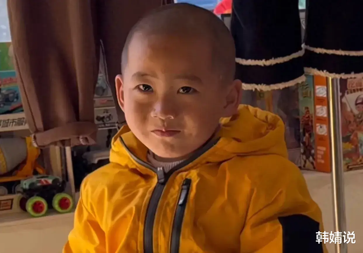 王子恩的18岁父亲现身，父子俩长得很像，都是圆头圆脑的脸型