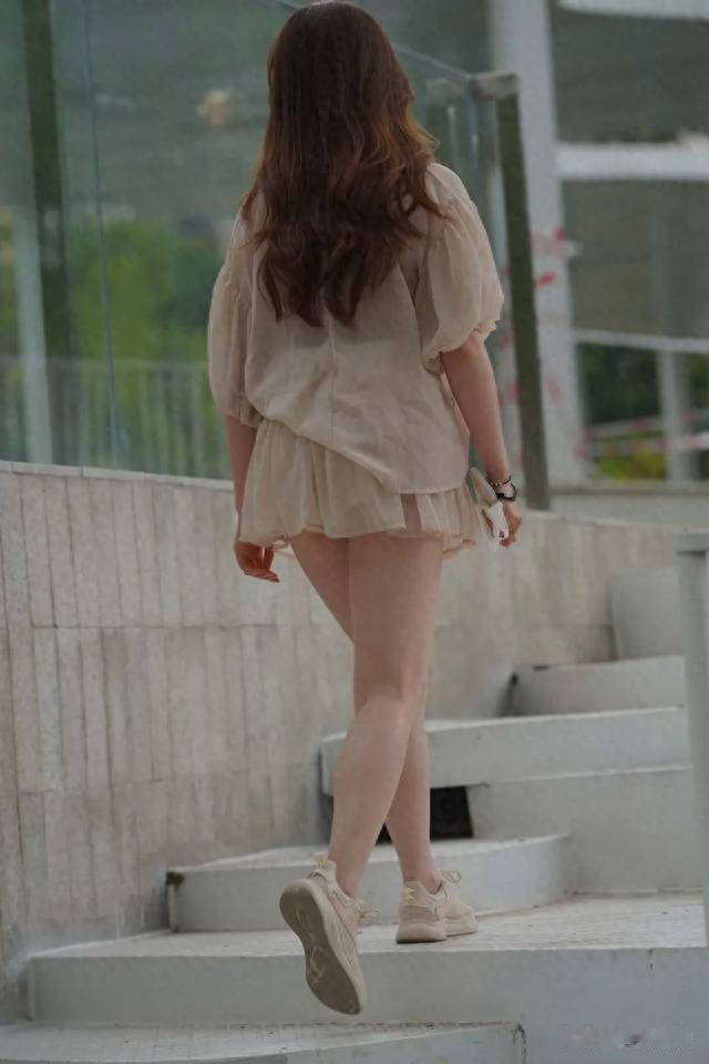 时尚街拍!俏丽妩媚的绝美姿态,火爆网络引起热议!