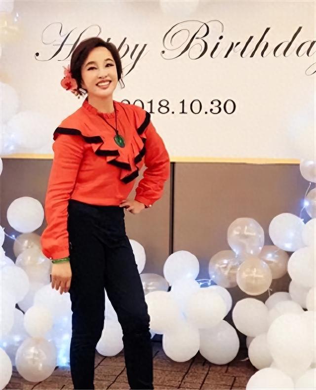 刘晓庆夫妻秋游，剪妹妹头像00后少女老公一头白发，穿情侣衫腻歪