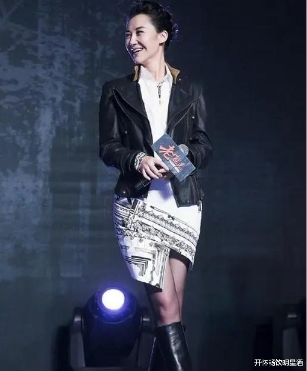 许晴再次刷新了大家的认知,黑色丝袜搭配皮夹克秒变靓姐!