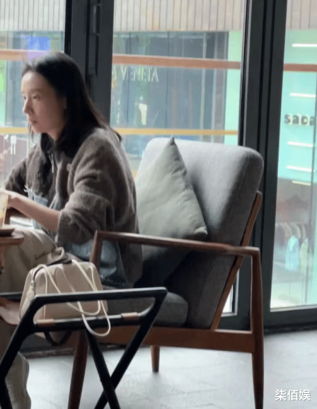 董洁|董洁母子享用美食,素颜出街好真实,近照被指一脸疲惫但胜在气质