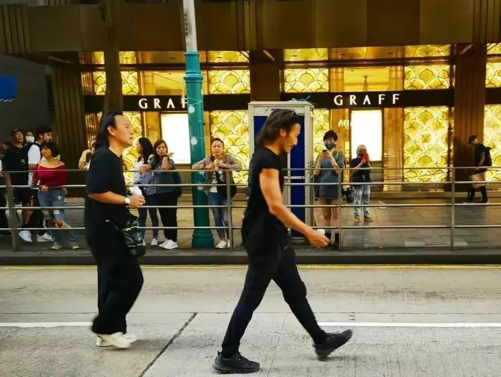 在香港的街头我有幸偶遇了谢霆锋他的脸庞真是英俊极了