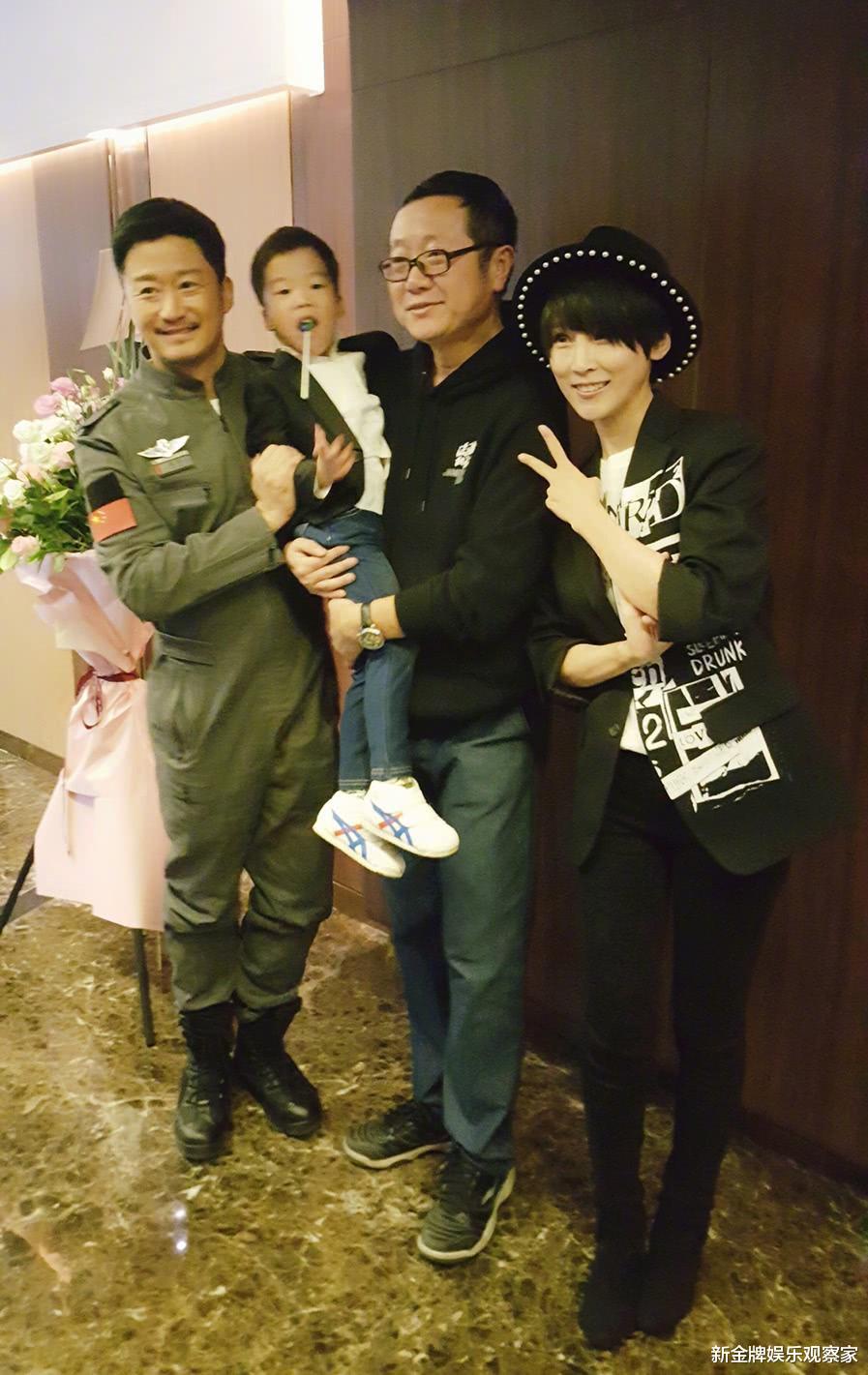 吴京|吴京要开家长会了，谢楠曝儿子备零食讨好爸爸：放过我吧