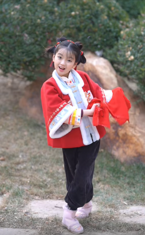 童星阿拉蕾：4岁出道年收入百万，自称要赚钱养弟弟，现状如何？