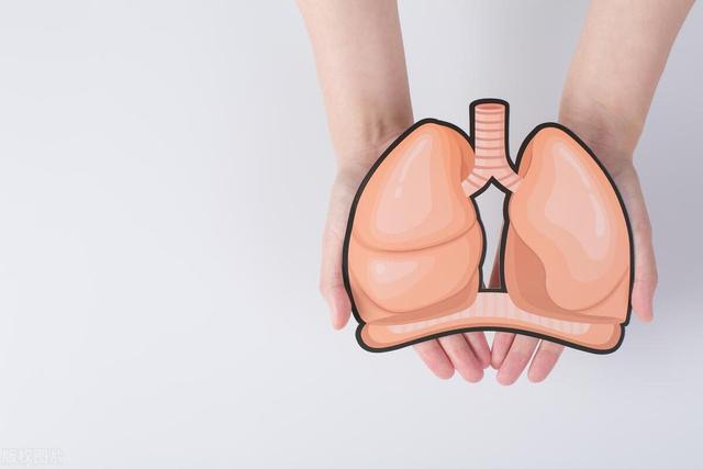 看看手就能诊断肺病？有些肺病确实会导致手指变化，自查一下为好
