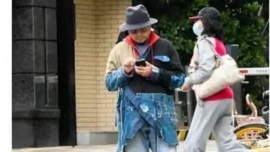 51岁的徐峥发福难以认出，穿美国国旗服装逛上海，衣品前卫又时尚