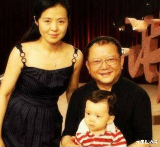 王刚现状:75岁还没退休,外孙和儿子同上高中,妻子风韵犹存