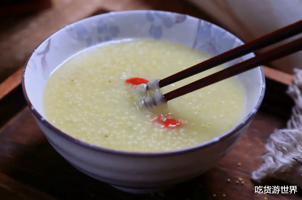 小米粥|煮小米粥，不能只用水，牢记多加1味，米粥香浓粘稠，米油很厚