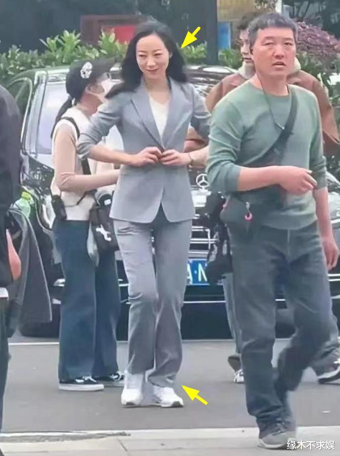 40岁韩雪近照变化大!脸部浮肿被误认成鸟鸟,西装配球鞋引争议!