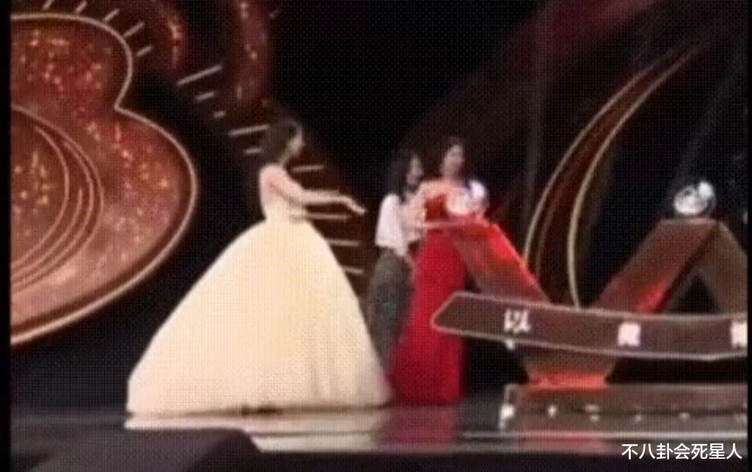 |华表一夜精彩不断,红毯拉踩、颁奖口误、典礼嗑瓜子,别太搞笑!