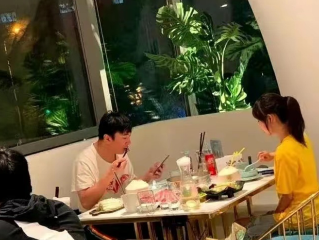 王思聪|王思聪陪新女伴吃饭,小肉安账号已停更3月,秀恩爱的动态仍未删