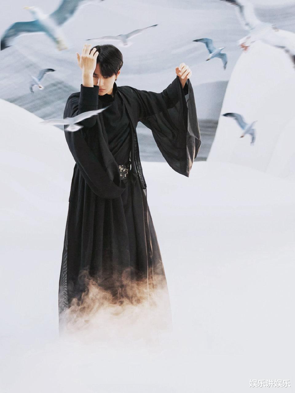 王一博|王一博秀《双生》舞台，太极加街舞形式足够新颖，粉丝梦回蓝忘机