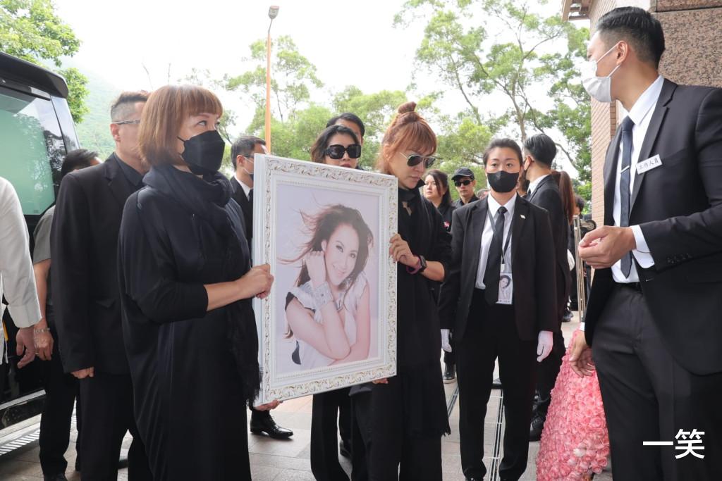 李玟出殡，灵柩写回原名李美林，外籍老公现身火葬场按下火化按钮
