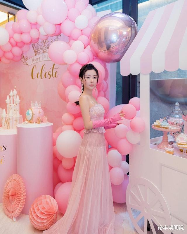 蔡天凤|蔡天凤追悼会现场好“唯美”,全场以粉色为主,儿女带书包赶场