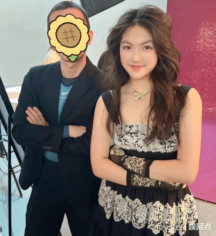 50岁王岳伦一头金发抢眼,打扮被吐槽像大妈!搂14岁王诗龄显喜感