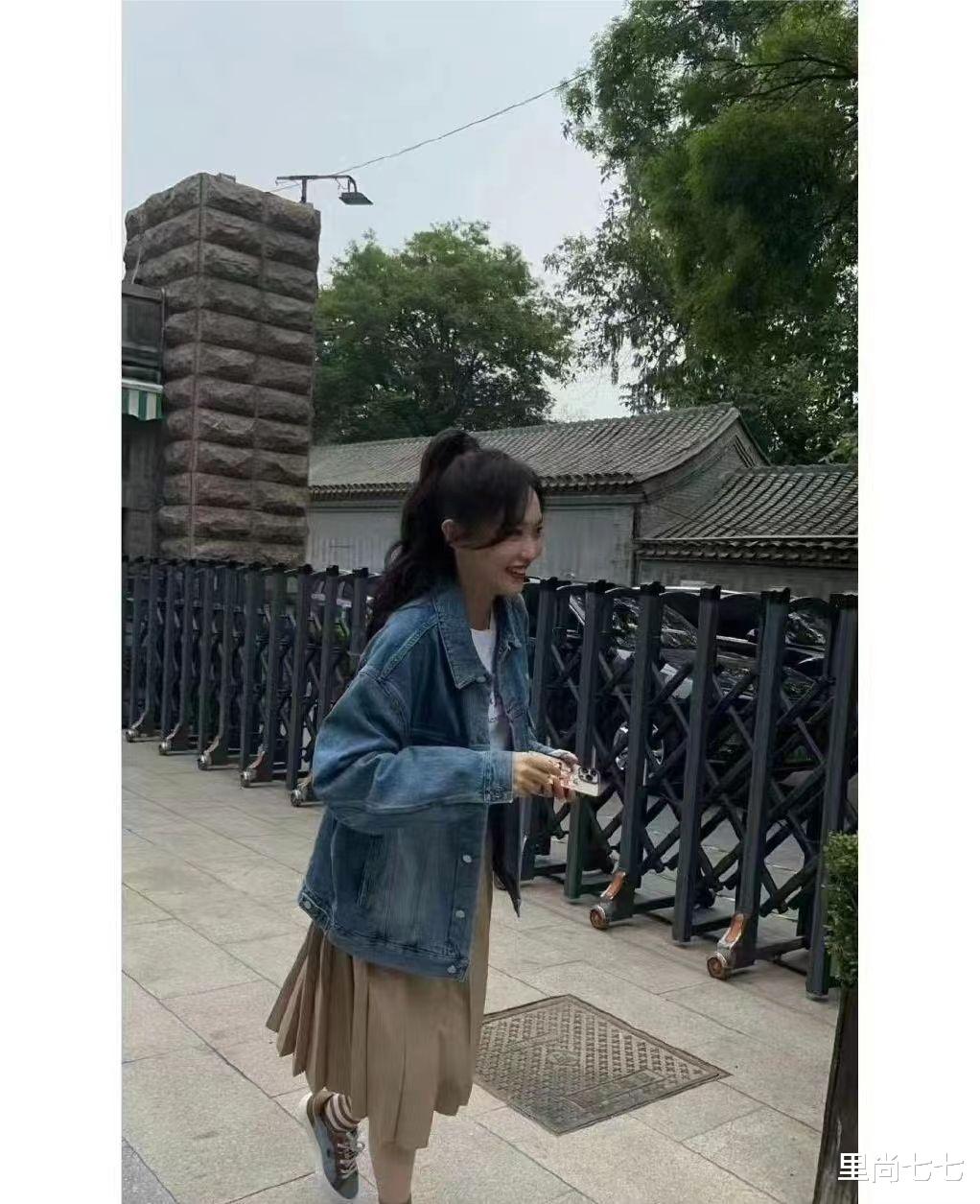 唐嫣 唐嫣现身同学聚会,穿百褶裙牛仔褂像大学生,低调站C位美貌抢眼