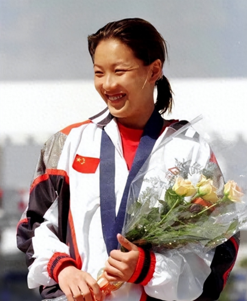 伏明霞郭晶晶作为冠军师姐妹，同嫁香港却不来往，背后有何隐情？