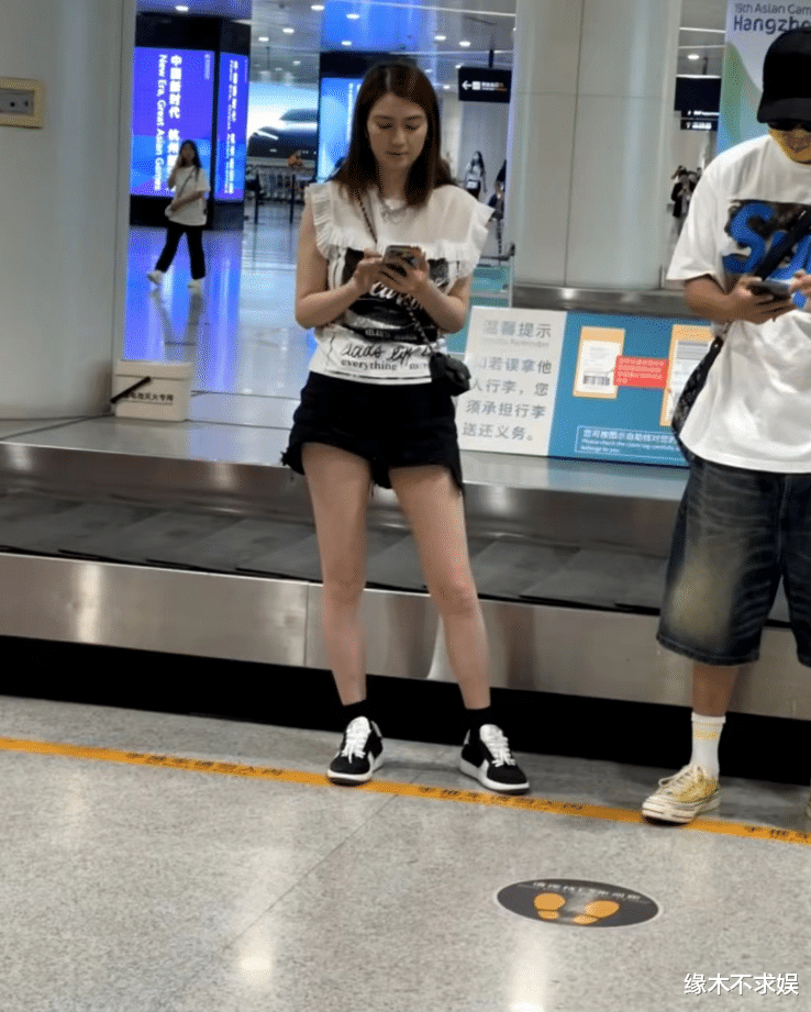 张丹峰洪欣带女儿游意大利,一家3口3种肤色,婚姻真实状态曝光!