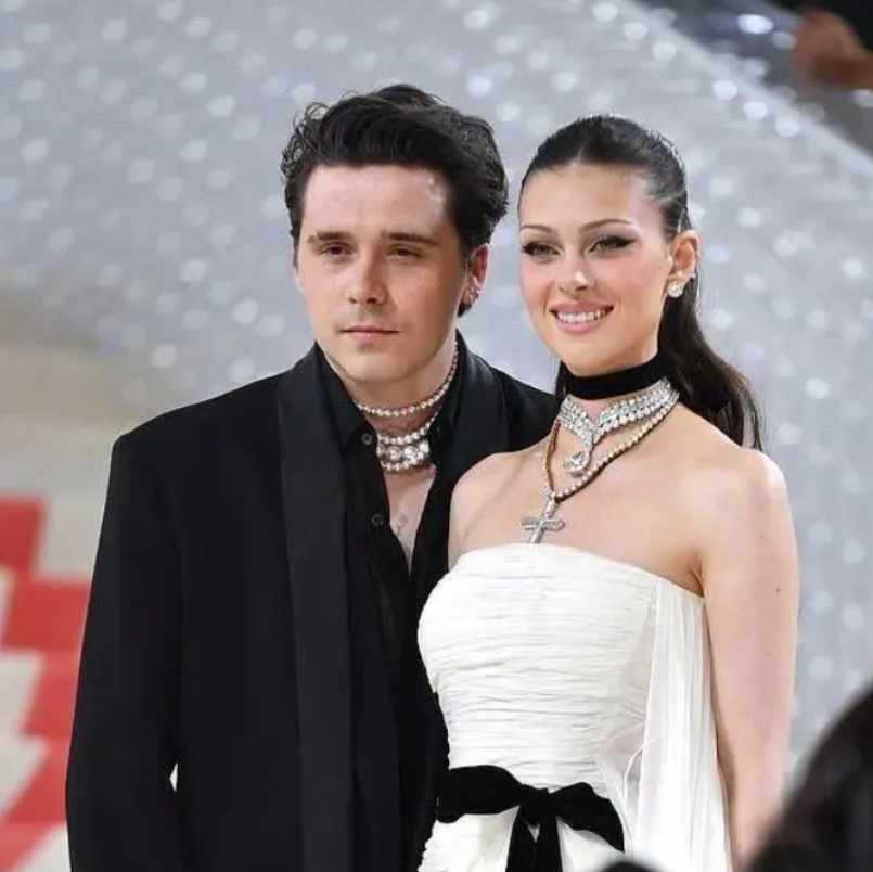 贝克汉姆长子又开始秀恩爱！大儿媳穿情侣装挎蓝包，脸上笑容甜美