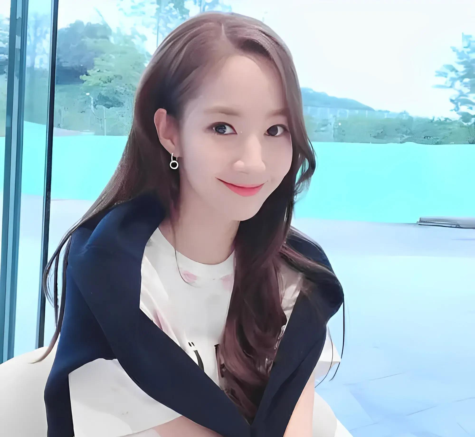 韩国顶流女星朴敏英整容过度，为上位甘当财阀玩伴，男友满身黑料