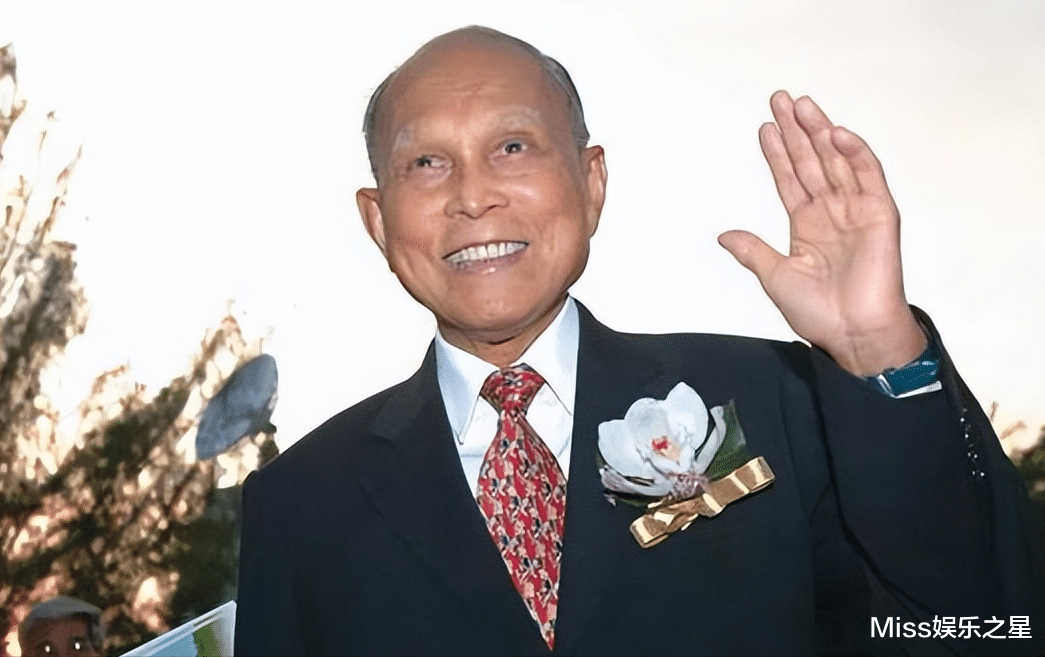 李嘉诚花50亿重建别墅，出行带20几名保镖，霍震霆一家却毫无防备