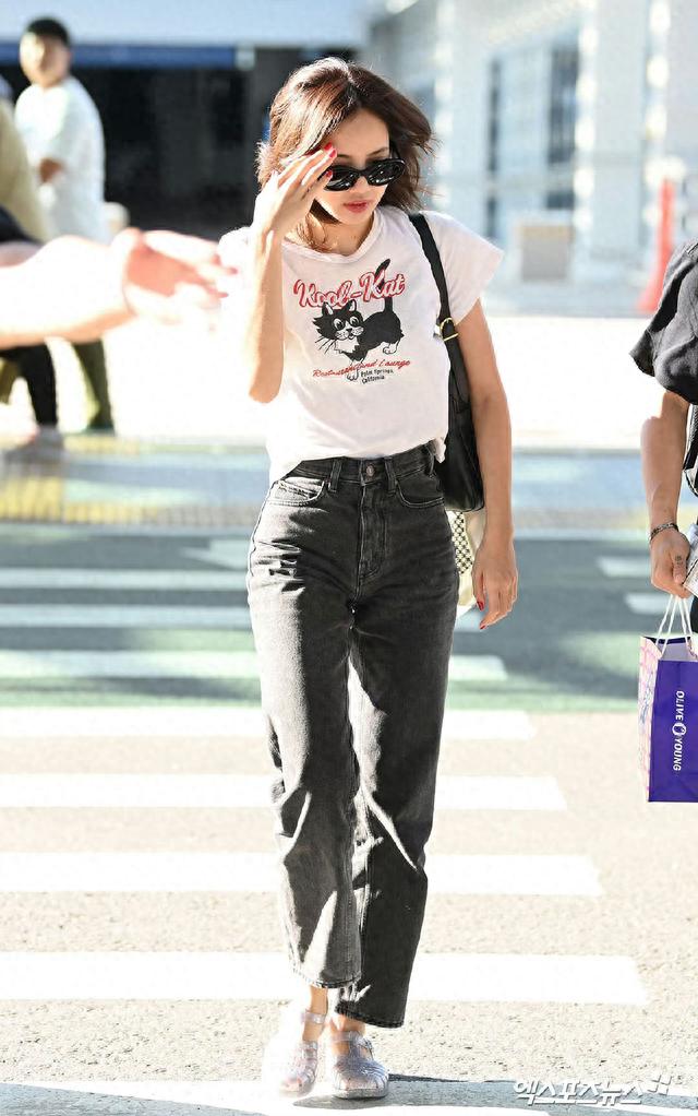 Lisa演唱会哭了,舞台上秀腰线秀长腿,私服穿搭甜美休闲差别大