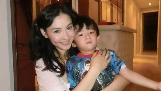 谢霆锋二儿子捡着父母优点长,与42岁张柏芝同框,母子变姐弟