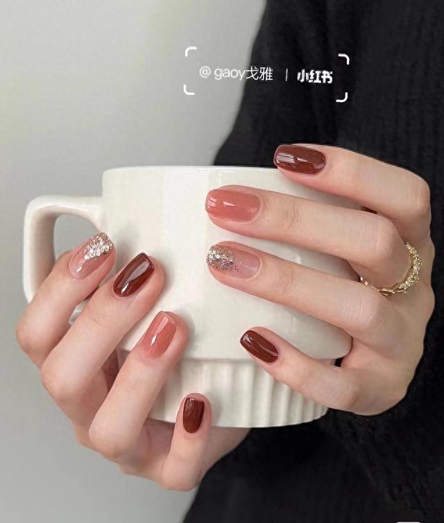 一眼入秋的美甲款式：高级氛围感显白秋冬美甲合集