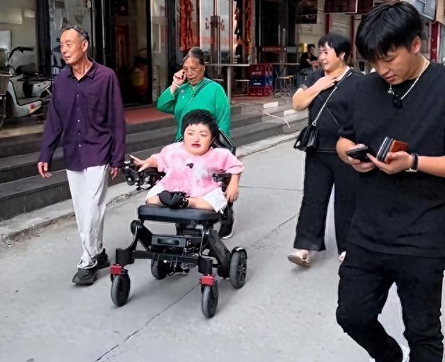 袖珍女李喜梅两任丈夫曝光，国庆大婚，公婆的表情一言难尽