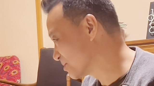 李亚鹏|李亚鹏岳父近照曝光！妻子甜蜜分享祖孙同玩画面，身姿挺拔颜值高