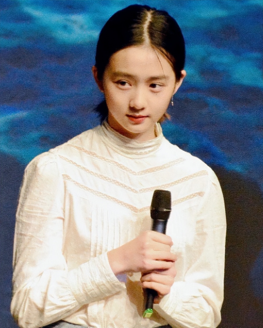 黄多多赴美西北大学夏校,双马尾发型现身机场,细节却显露人品