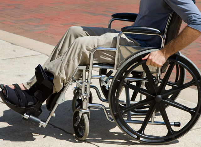 当年花16万断骨,只为长高7.2厘米的李亚诺,如今与后遗症为伴?