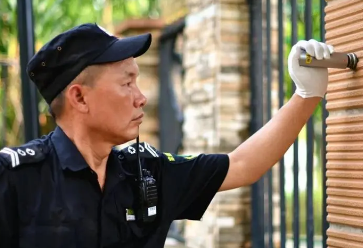 求职|58岁清华毕业生求职遇阻,低龄老人就业成难题,网友却有不同看法