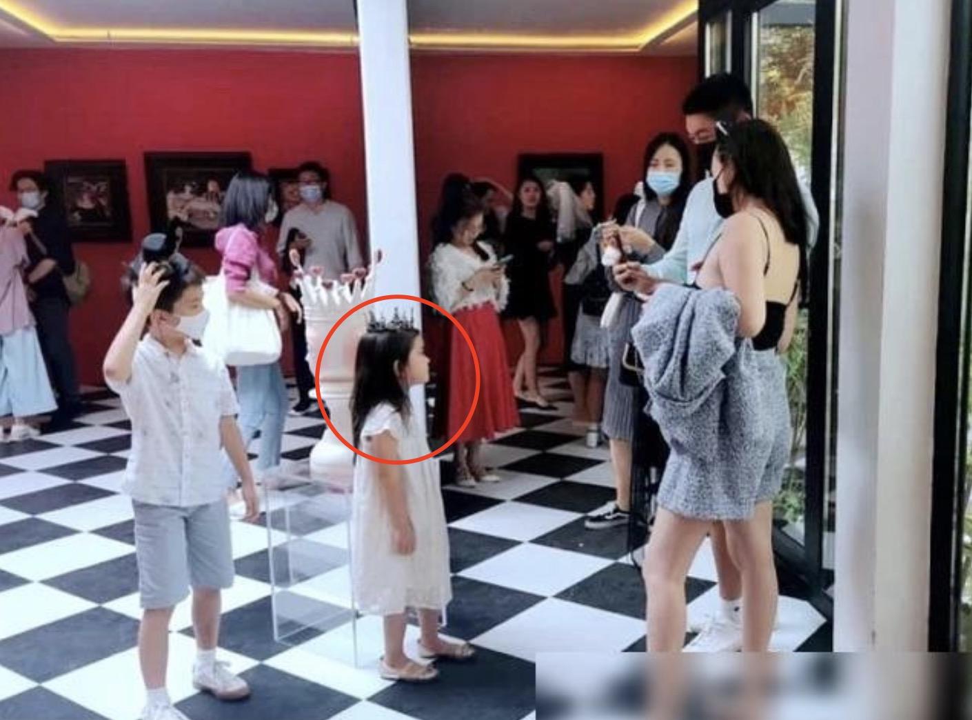 杜宇麒|杜江霍思燕一家久违现身,疑似嗯哼亲妹妹再出镜