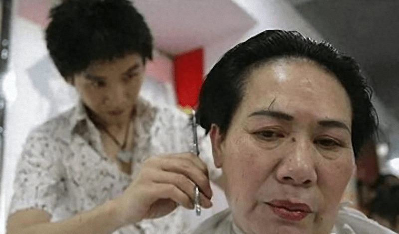 她是扮演主席的女演员，为演好主席穿30厘米的鞋，却让丈夫很苦恼