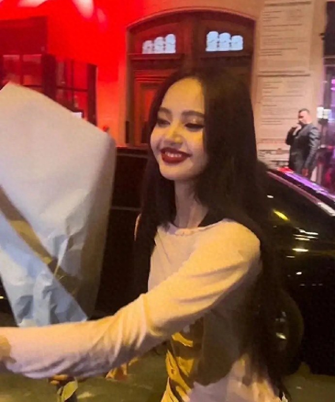 网友好奇Lisa“疯马秀”穿了什么,表演后与三公子聚餐成热门话题