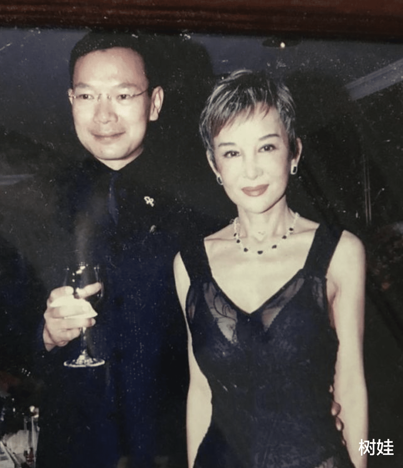 79岁白韵琴现身兰桂坊,小15岁丈夫形影不离,两人喝交杯酒很甜蜜