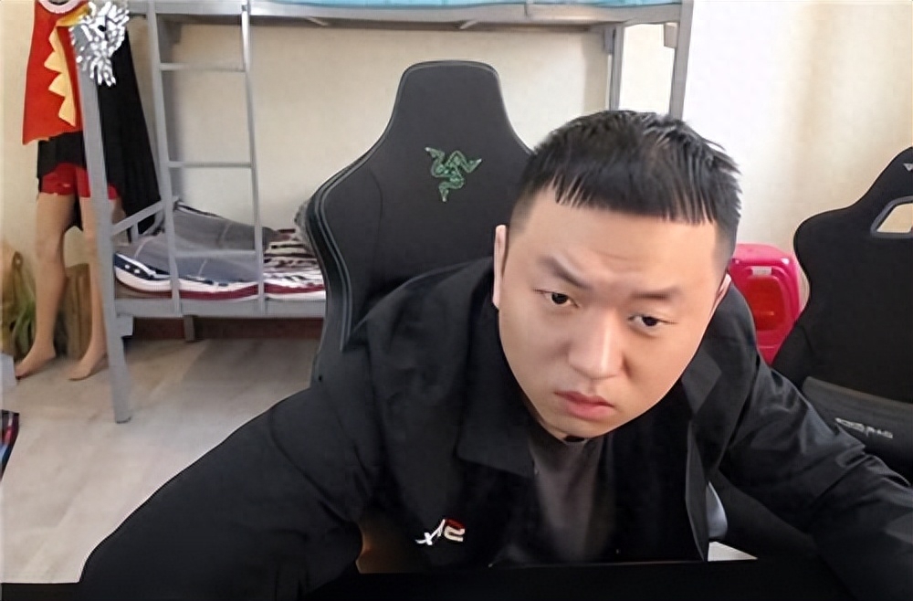 我就奇了怪了，是什么人捧红了这群跳梁小丑？