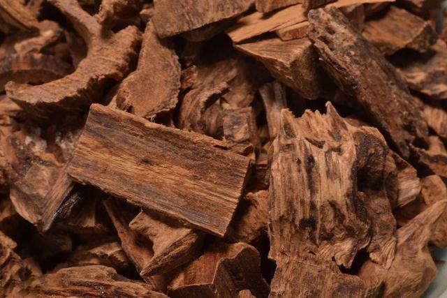 文玩|手串界的销冠竟是一种普通木头?90%的高仿沉香,用的都是它!